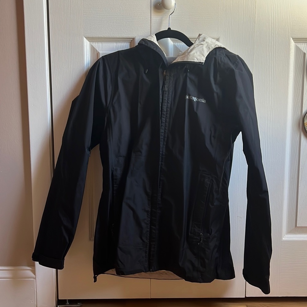 Women’s Patagonia light rain jacket. Size M